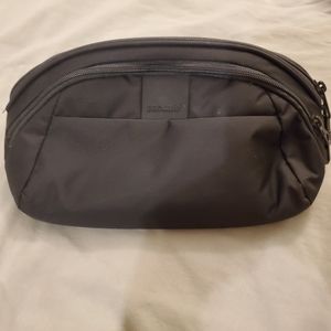 Pacsafe - Metrosafe LS120 Anti-Theft Hip Pack-Like New Condition